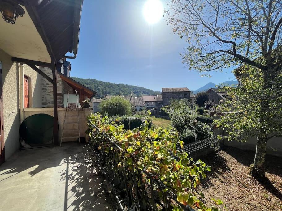 La Petite Ourse Maison De Village A Oust Exterior photo