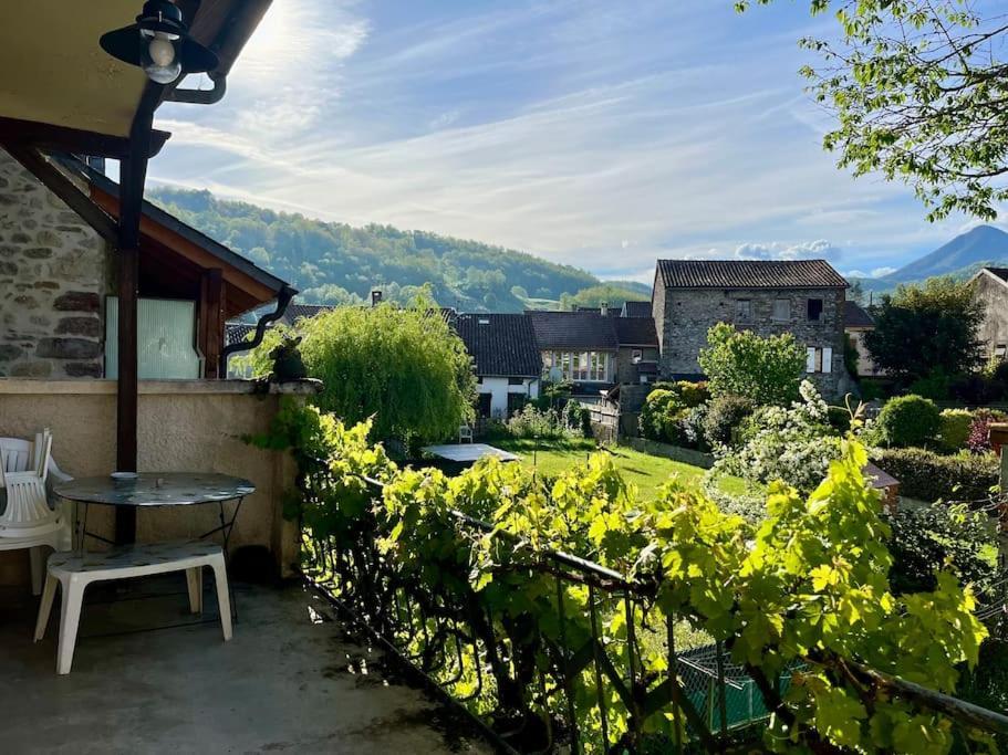 La Petite Ourse Maison De Village A Oust Exterior photo